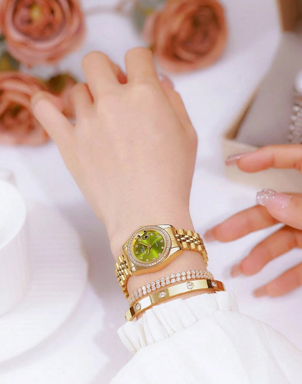 Bee Sister Elegant Gold Watch for ladies