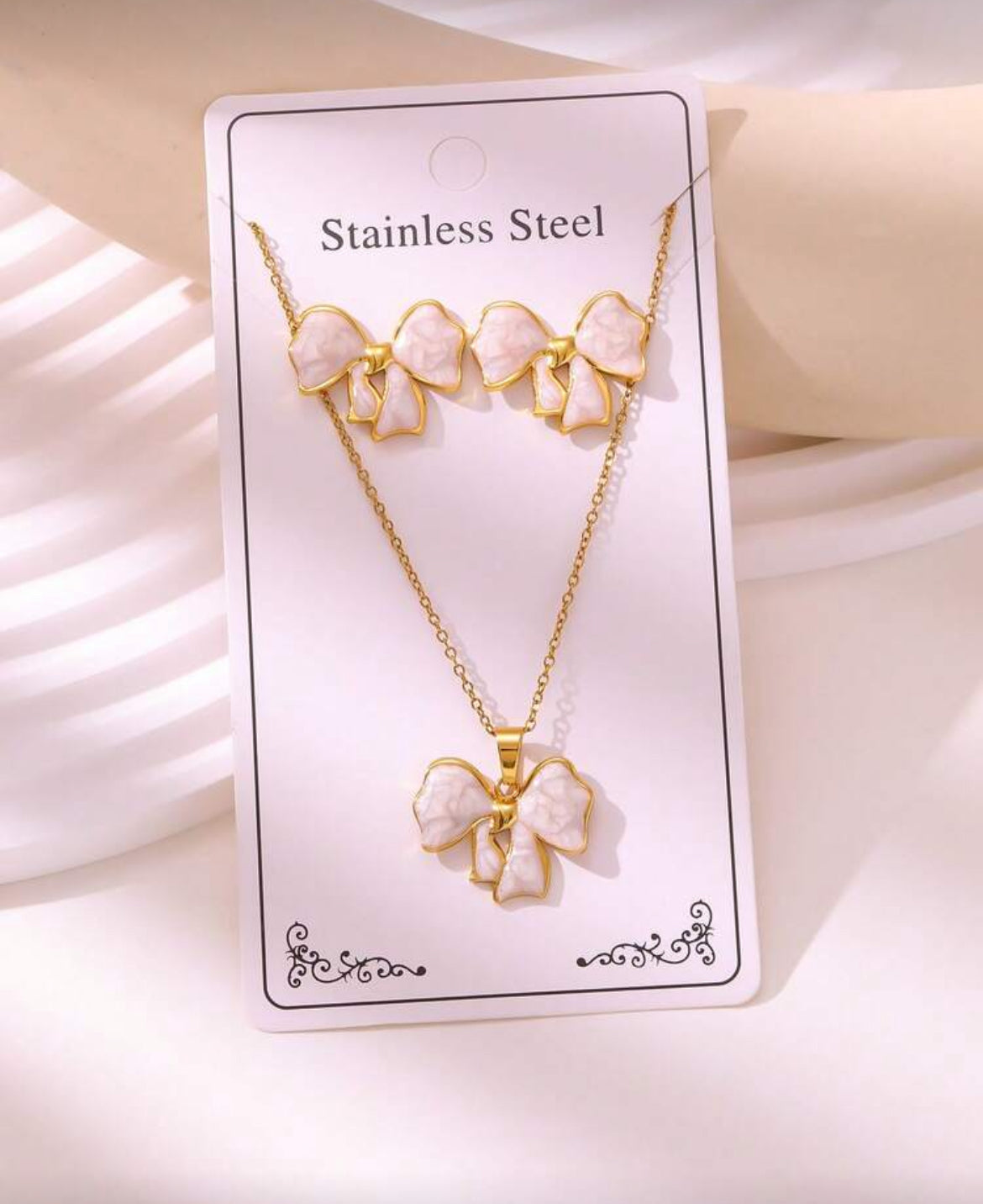 Ribbon Emale Necklace Set