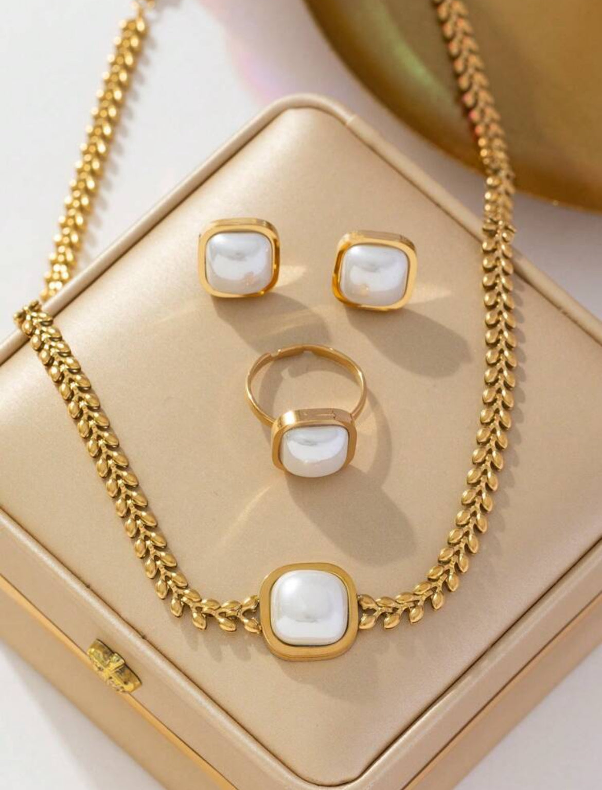 3pc Daisy White Pendant Necklace