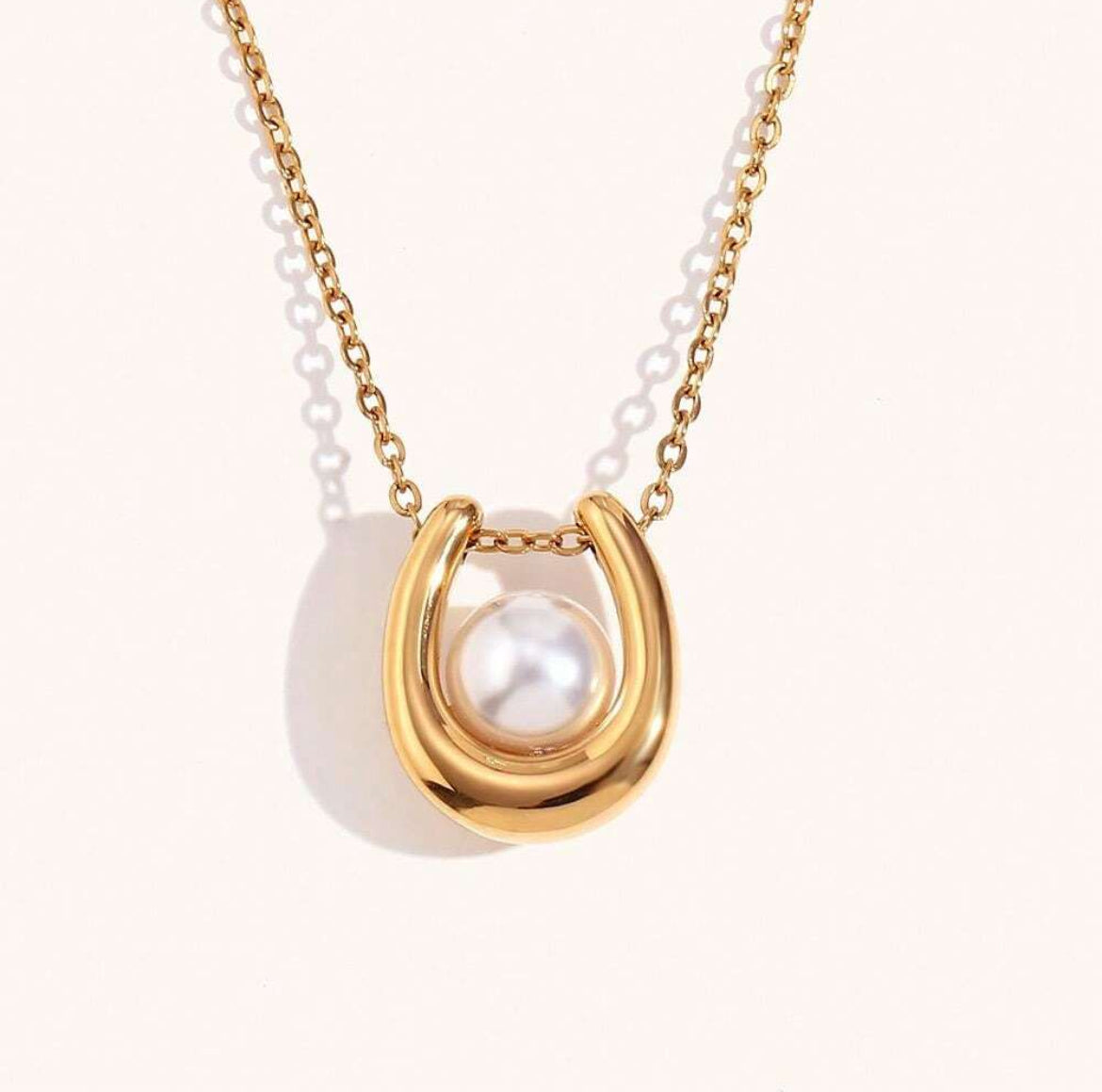 Elegant pearl necklace