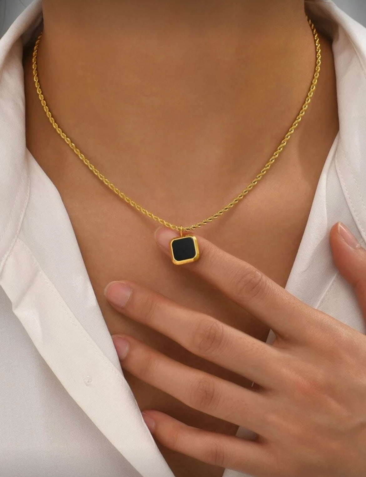 Solid woven necklace