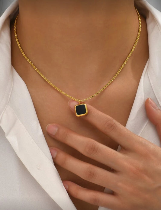 Solid woven necklace