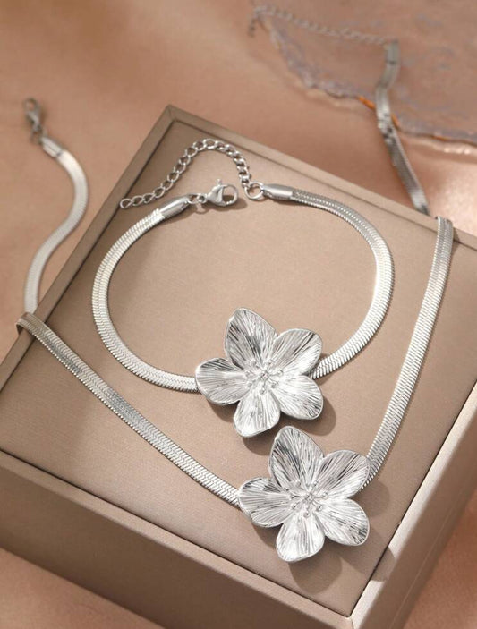 Amore Flower Necklace & Bracelet Set