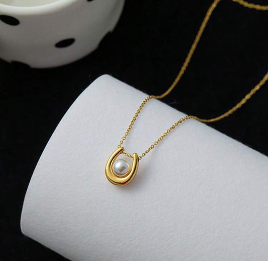 Elegant pearl necklace